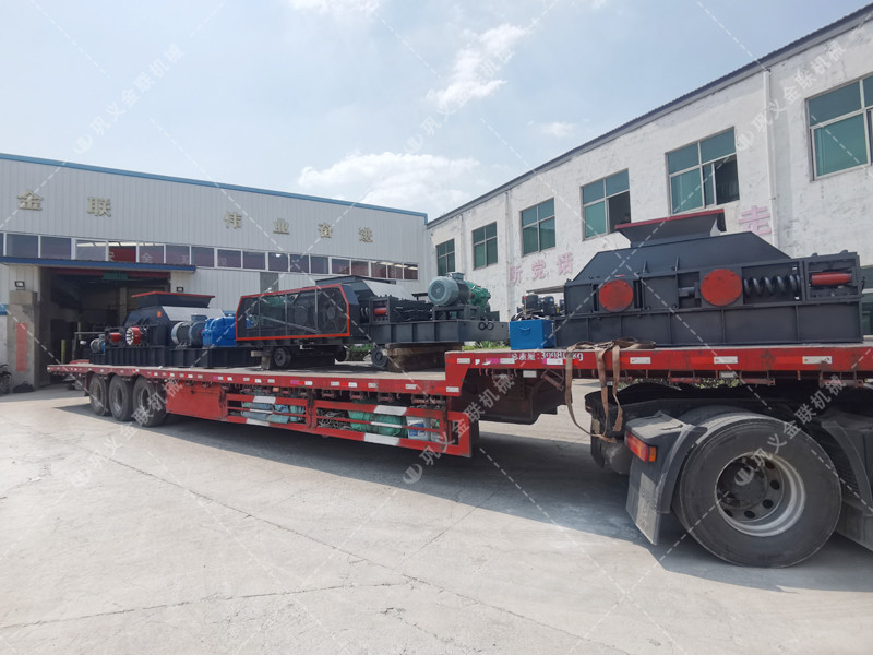 1200*1200雙齒輥破碎機(jī),兩臺900*900軌道移動雙齒輥破碎機(jī)發(fā)往云南