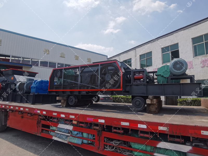 1200*1200雙齒輥破碎機(jī),兩臺900*900軌道移動雙齒輥破碎機(jī)發(fā)往云南