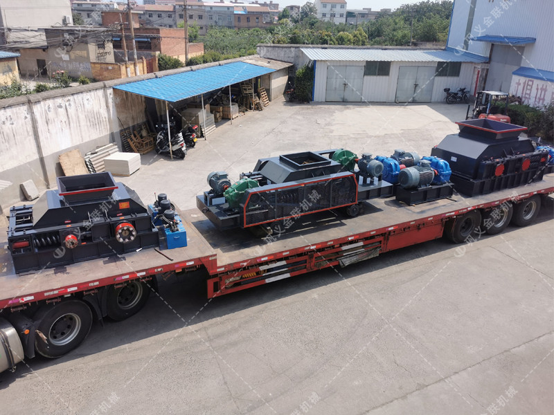1200*1200雙齒輥破碎機(jī),兩臺900*900軌道移動雙齒輥破碎機(jī)發(fā)往云南