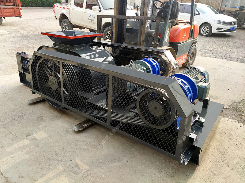 小型對輥破碎機發(fā)往廣西破碎沙子