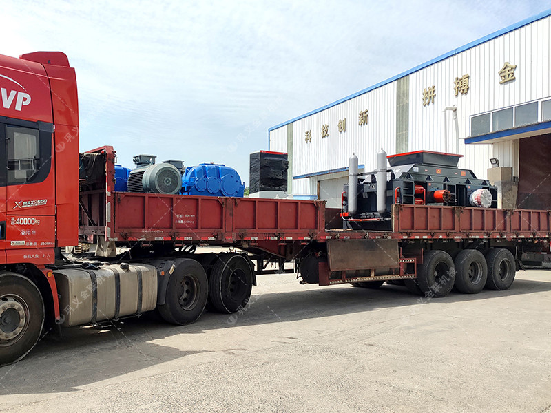 大型2PG1510半自動(dòng)液壓對(duì)輥破碎機(jī)發(fā)往內(nèi)蒙古