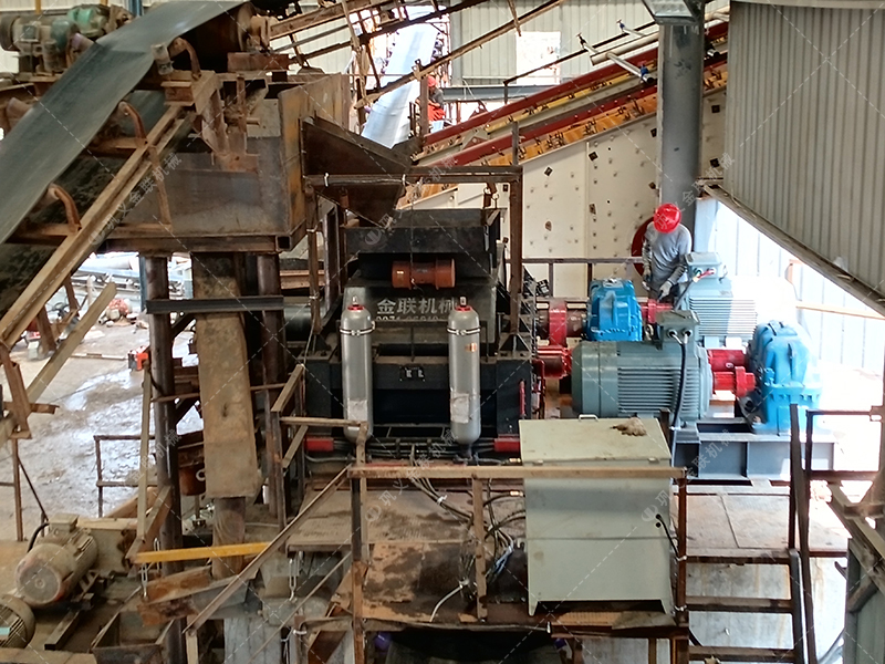 時產(chǎn)100噸和200噸的石灰石生產(chǎn)線，選擇的液壓對輥制砂機(jī)有何不同？